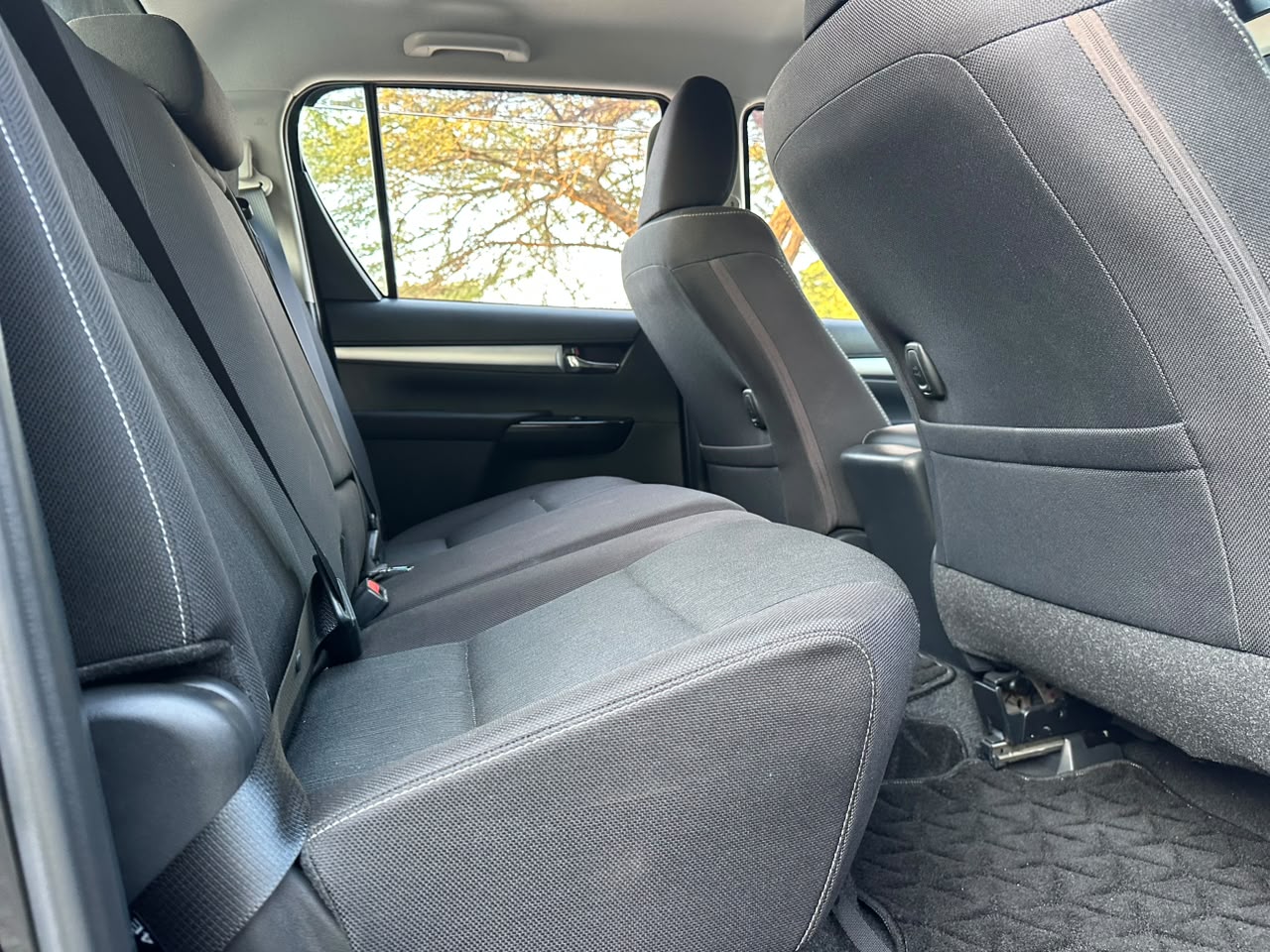 TOYOTA HILUX DOUBLE CABIN thumbnail 4
